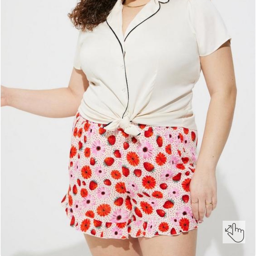 Torrid Shorts High‎ Rise Ruffle Hem Daisy Strawberries Size 2X